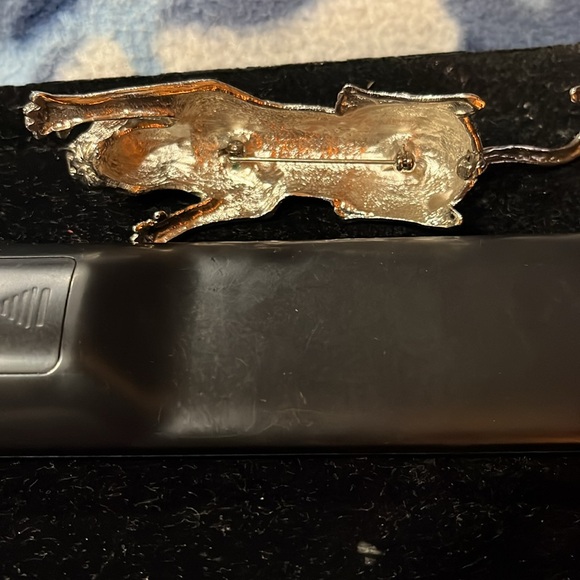 ENAMELED & JEWELED LEOPARD BROOCH W/ ARTICULATED TAIL - Picture 8 of 8